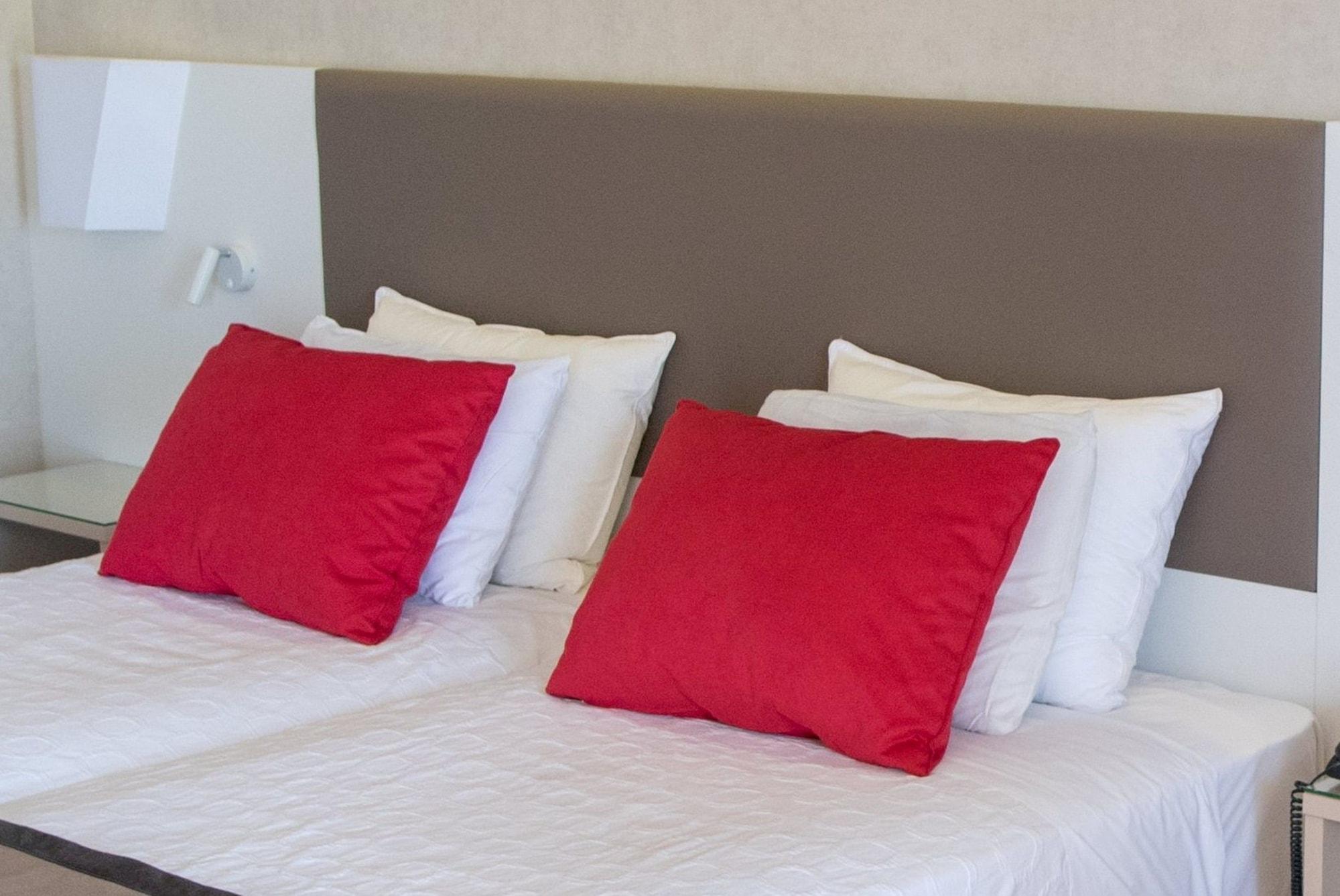 Ramada Plaza By Wyndham Thraki Alexandrópolis Exterior foto Pillows on a bed
