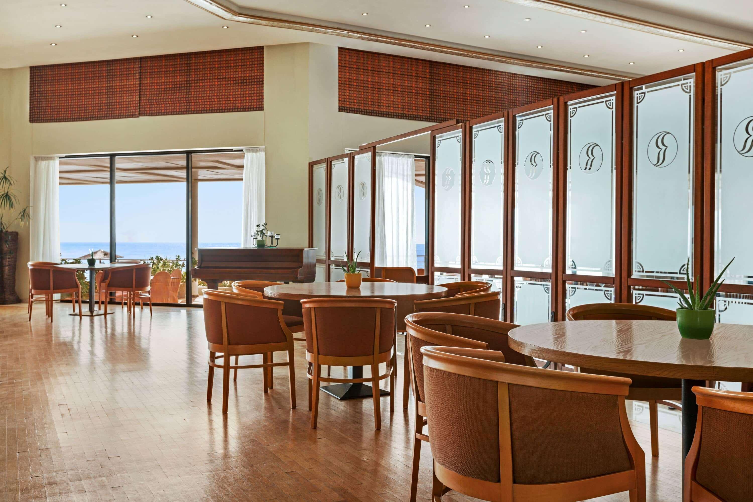 Ramada Plaza By Wyndham Thraki Alexandrópolis Exterior foto The Club Lounge at the airport