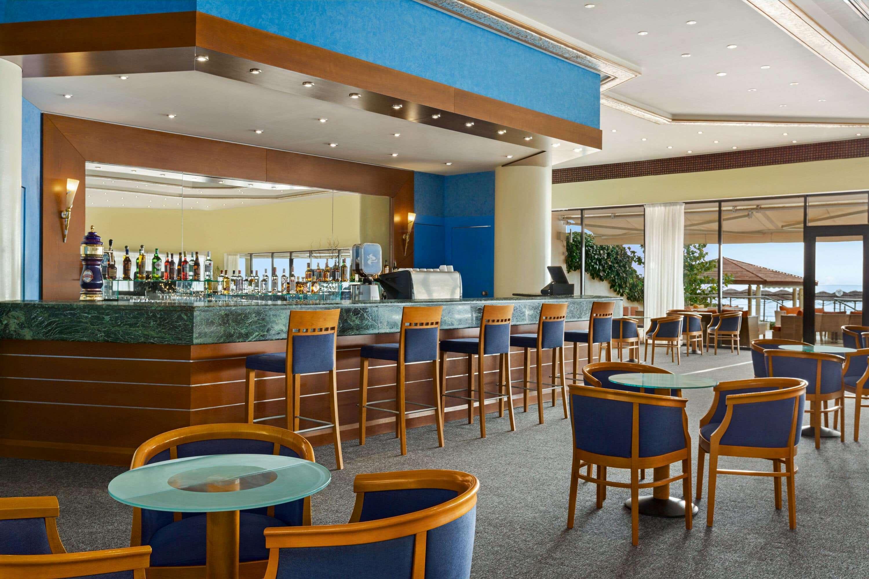 Ramada Plaza By Wyndham Thraki Alexandrópolis Exterior foto The bar at the Sheraton Club