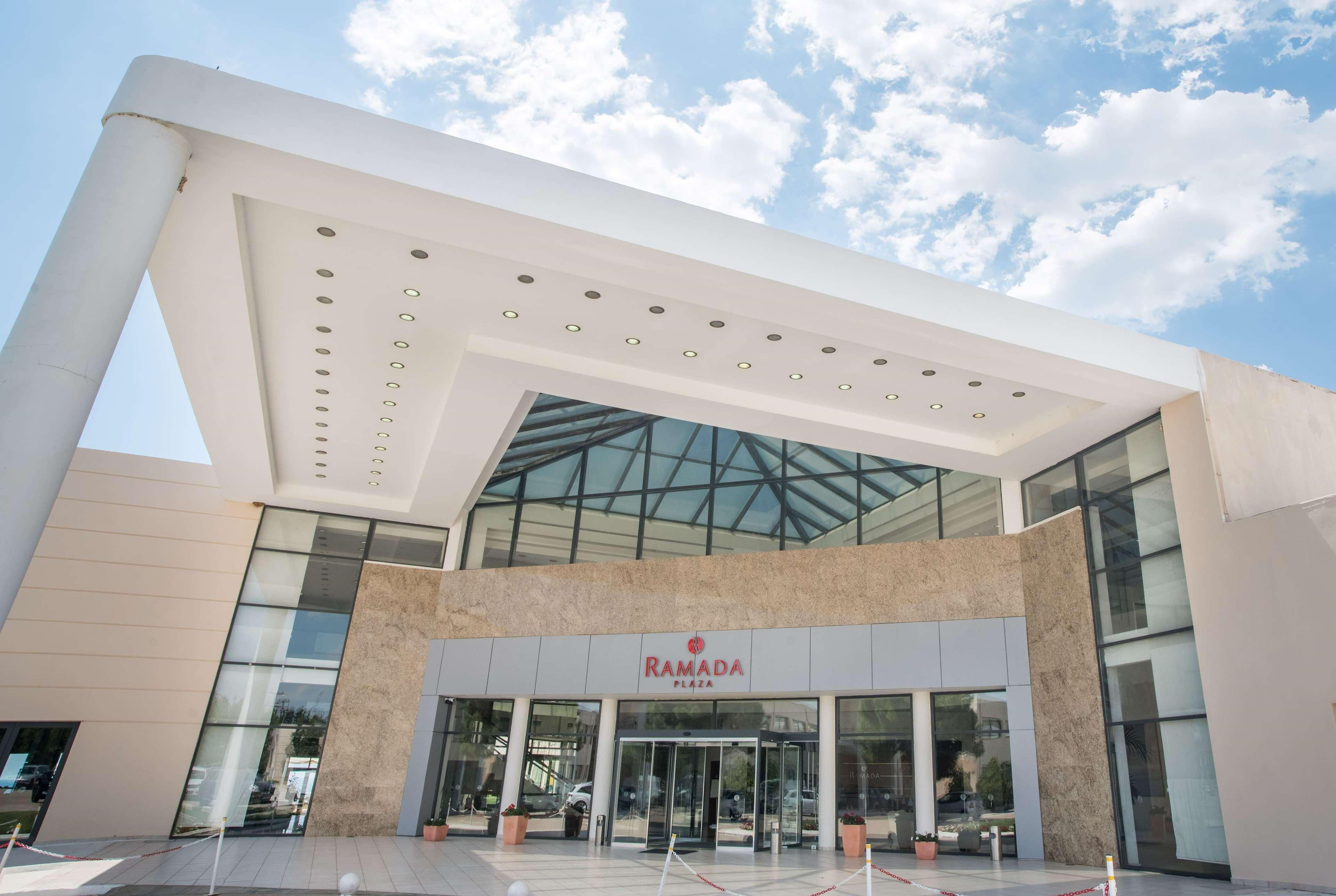 Ramada Plaza By Wyndham Thraki Alexandrópolis Exterior foto The entrance of the hotel