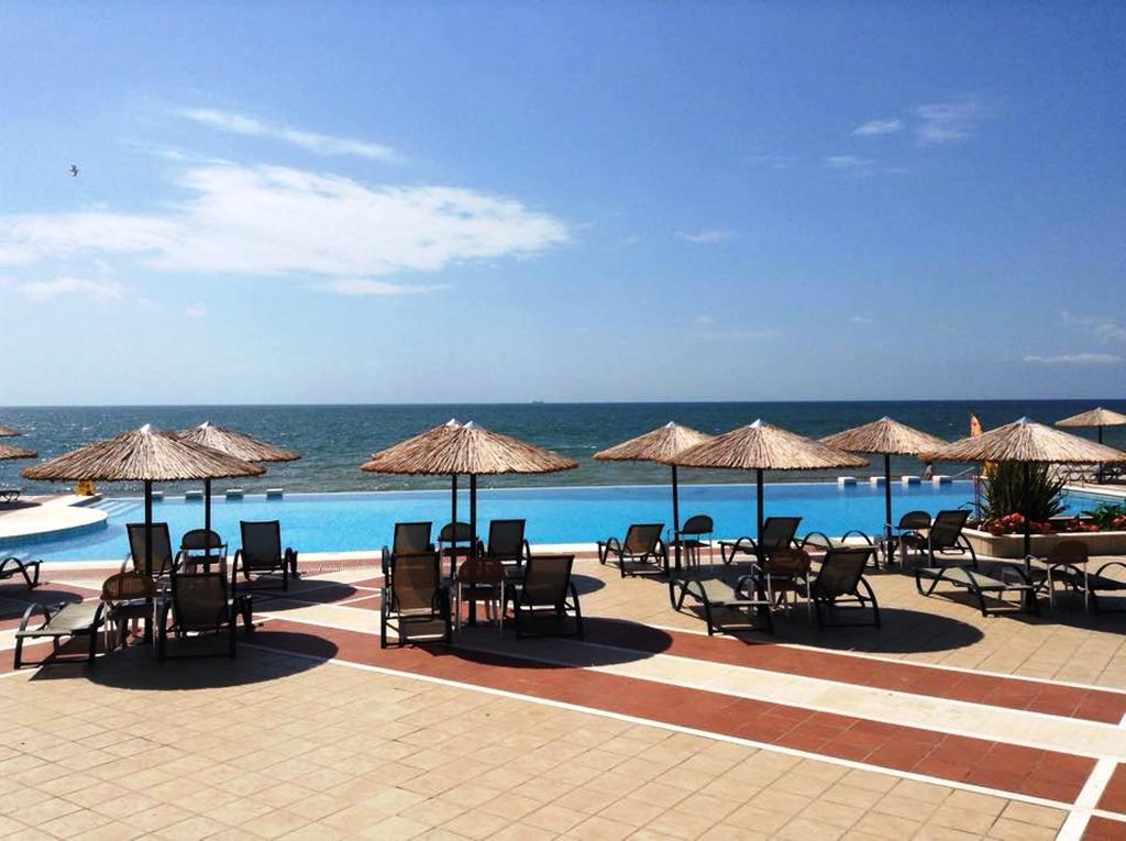 Ramada Plaza By Wyndham Thraki Alexandrópolis Exterior foto A pool at a resort in Varvarovski, Bulgaria