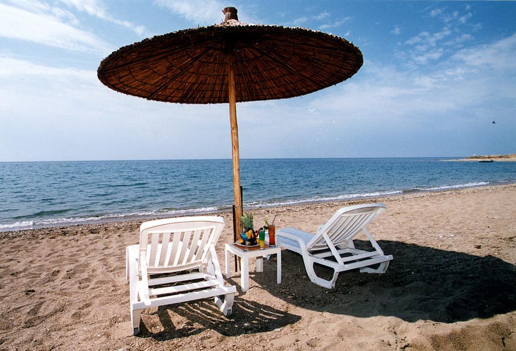 Ramada Plaza By Wyndham Thraki Alexandrópolis Exterior foto A beach umbrella