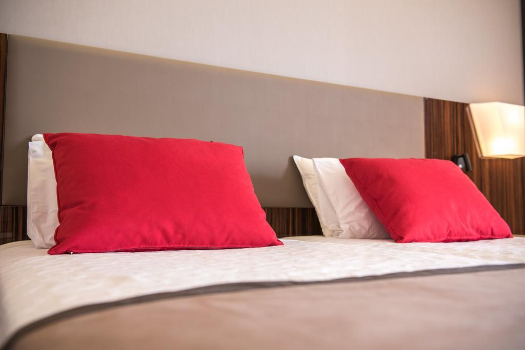 Ramada Plaza By Wyndham Thraki Alexandrópolis Exterior foto Pillows on a bed