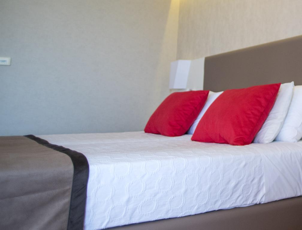 Ramada Plaza By Wyndham Thraki Alexandrópolis Exterior foto A bed with a throw