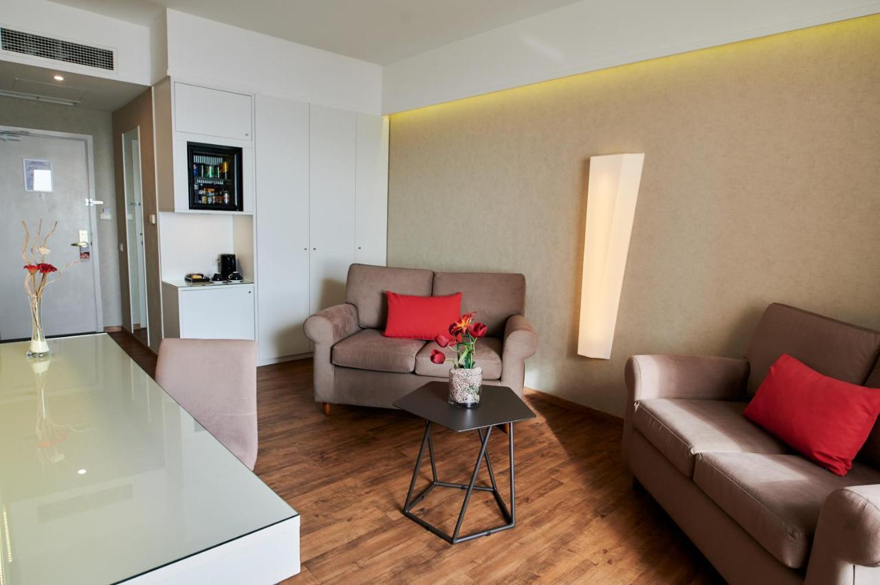 Ramada Plaza By Wyndham Thraki Alexandrópolis Exterior foto A living room in a serviced apartment in Berlin, Germany