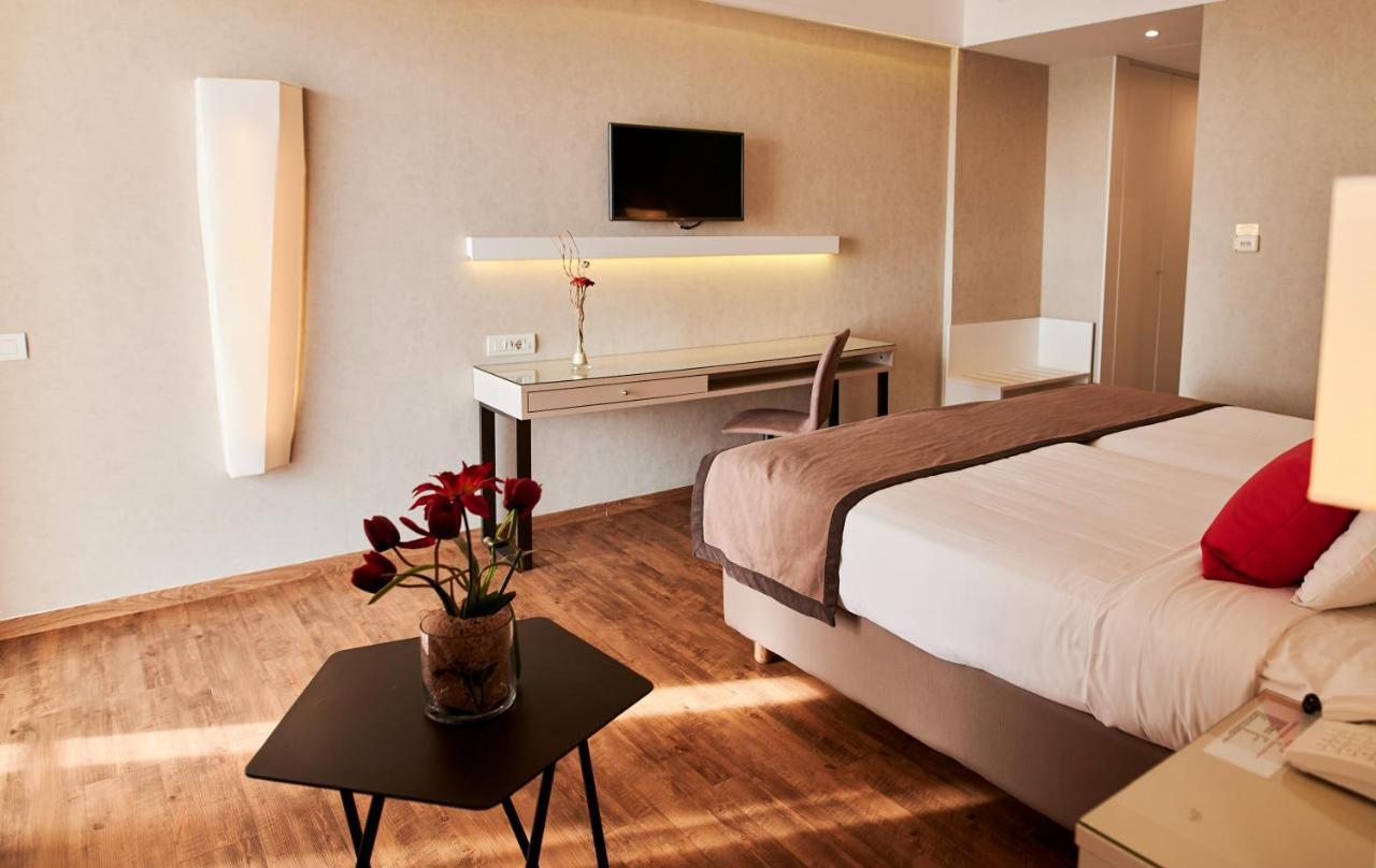 Ramada Plaza By Wyndham Thraki Alexandrópolis Exterior foto A room at the hotel