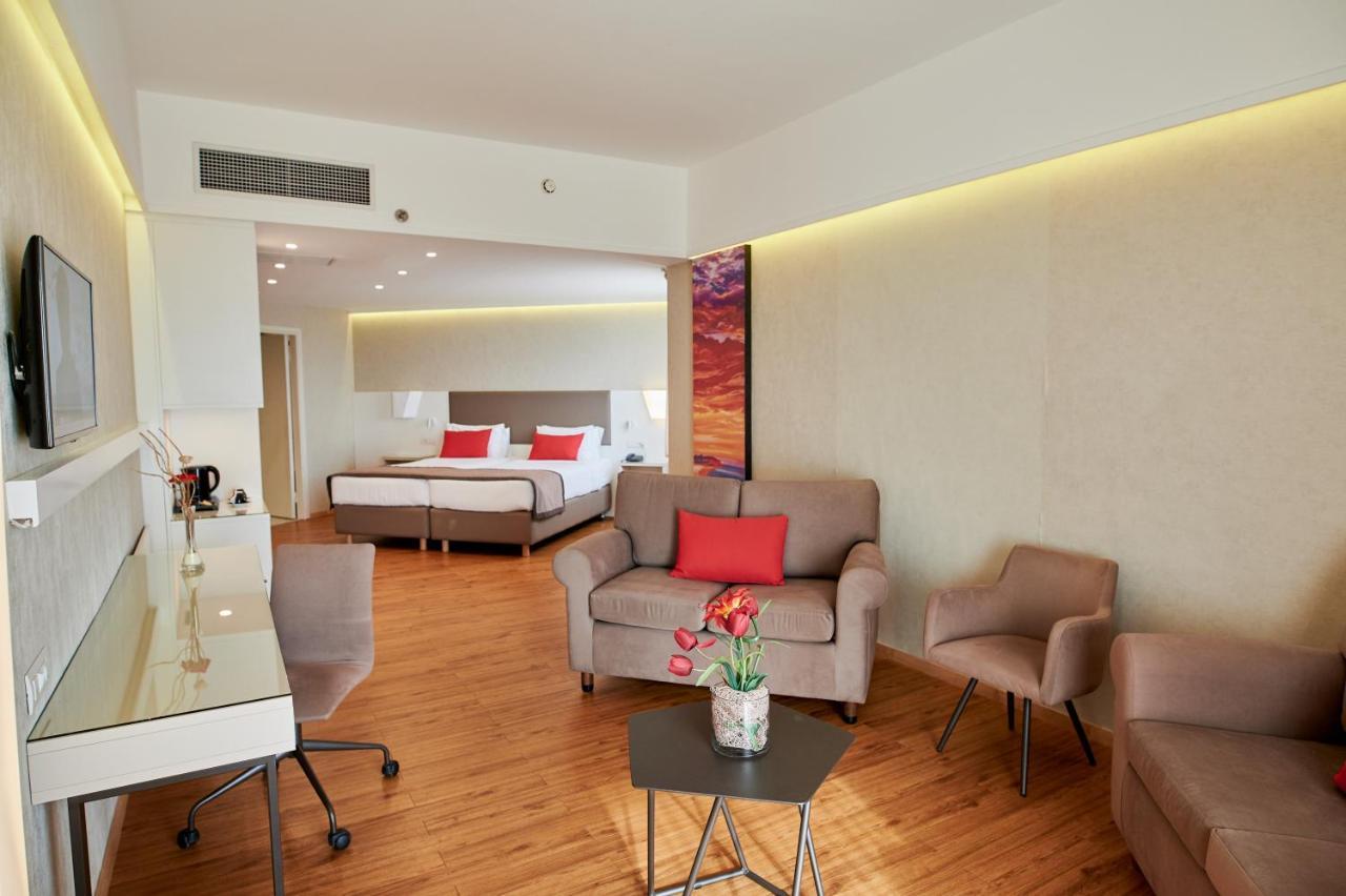 Ramada Plaza By Wyndham Thraki Alexandrópolis Exterior foto A room at the hotel